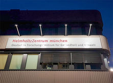 Montage von zwei angestrahlten Werbeflächen auf Unterkonstruktion in München