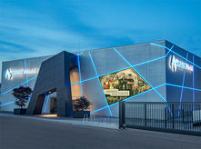 Montage von drei Profil 8 Werbeanlagen auf vorgehängter Unterkonstruktion in Mainburg; Montage von Leuchtelementen in der Fassade; Montage eines Leuchtkastens mit Fassadenüberspannung