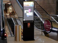 Montage von acht Informationsstelen in einem Einkaufzentrum in Weiden